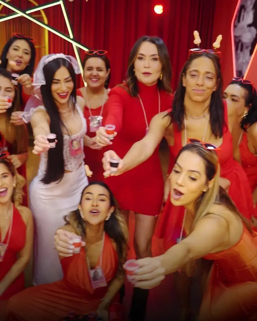 Amigas brindando com a noiva