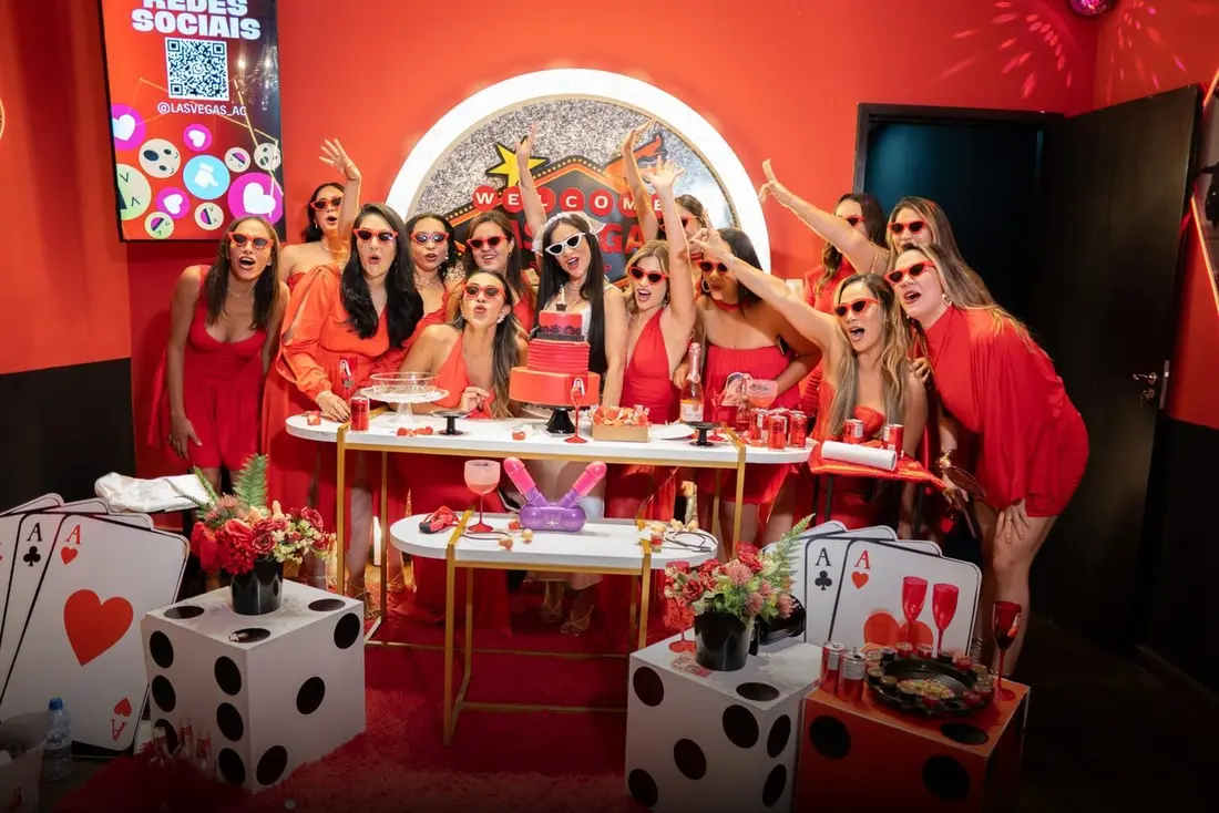 Noiva e amigas de vermelho comemorando no Espaço Las Vegas