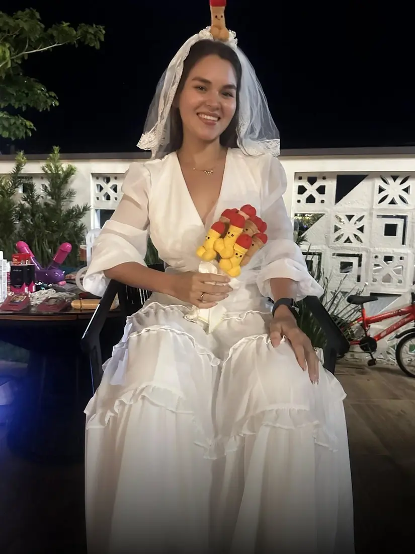 Noiva de véu segurando buquê