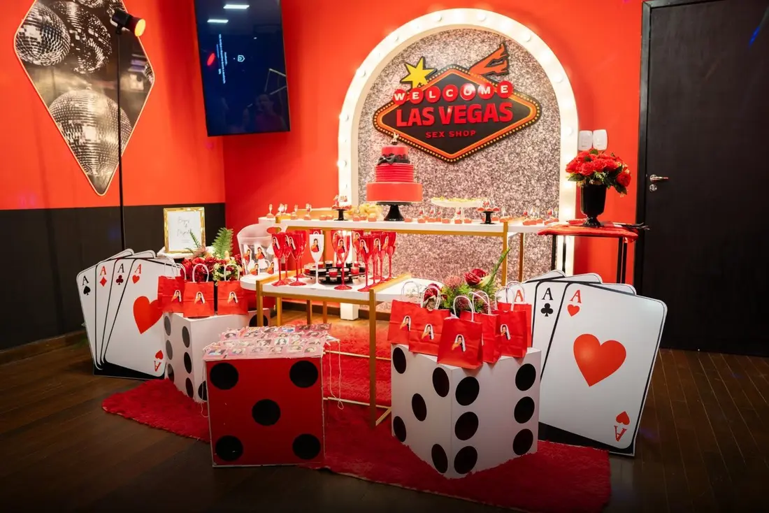 Mesa Welcome to Las Vegas com letreiro iluminado, cartas e dados gigantes