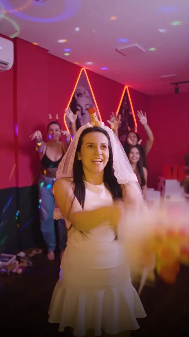 Noiva jogando o buquê