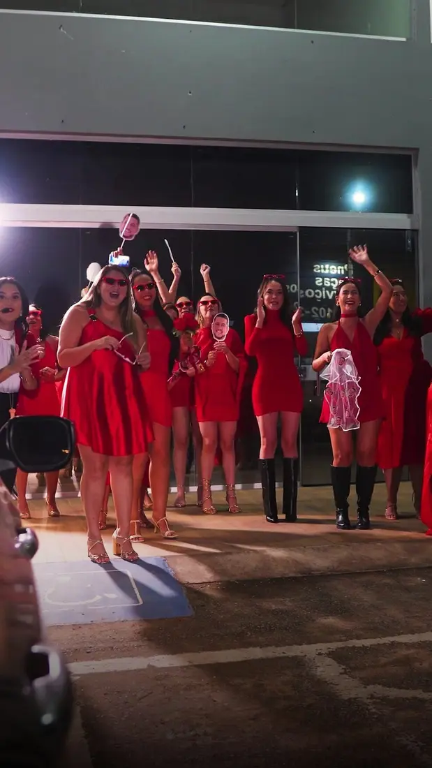 Amigas chegando de vermelho