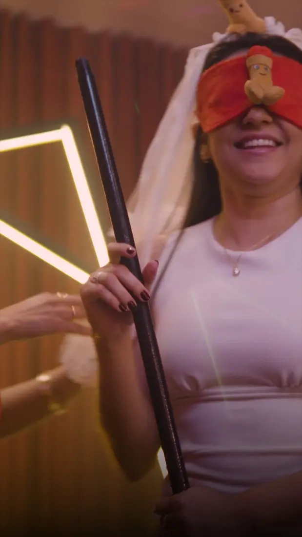 Noiva de olhos vendados em dinâmica