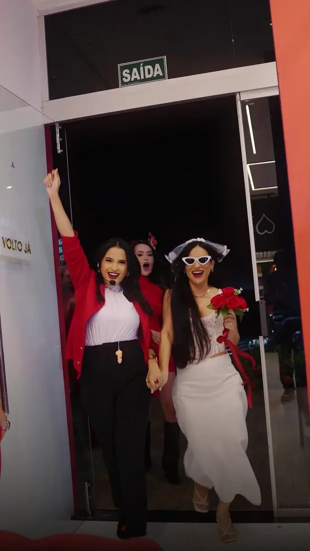 Noiva entrando de véu e buquê