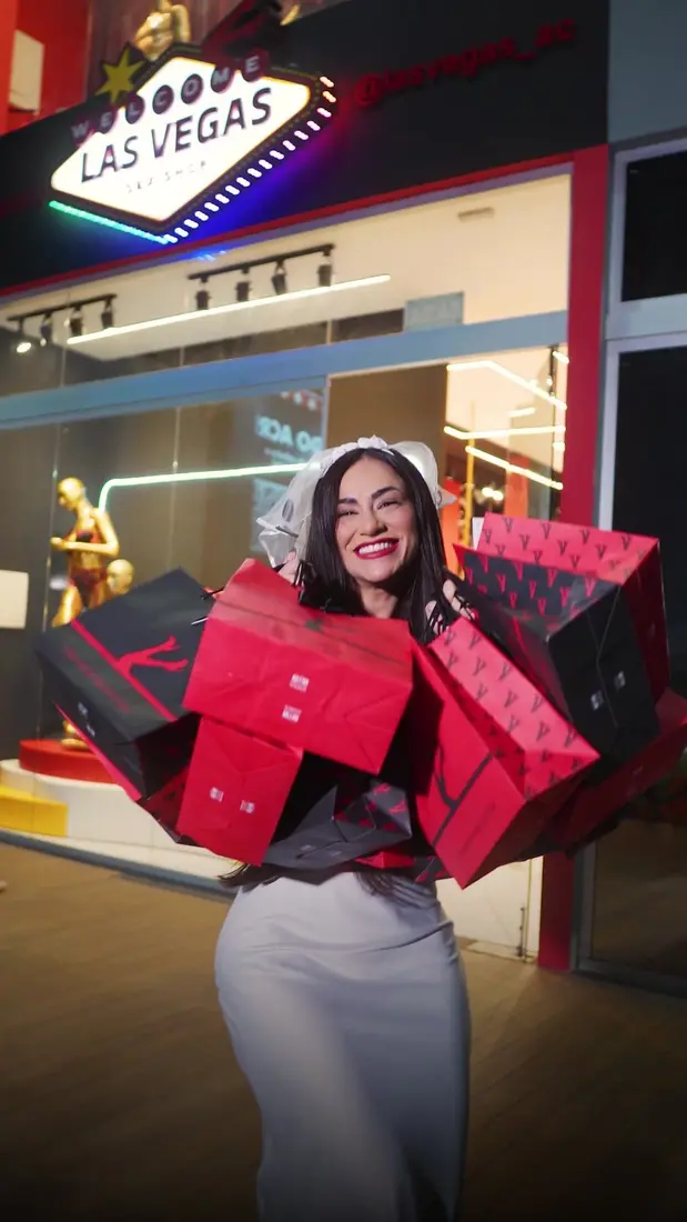 Noiva saindo com sacolas de presentes