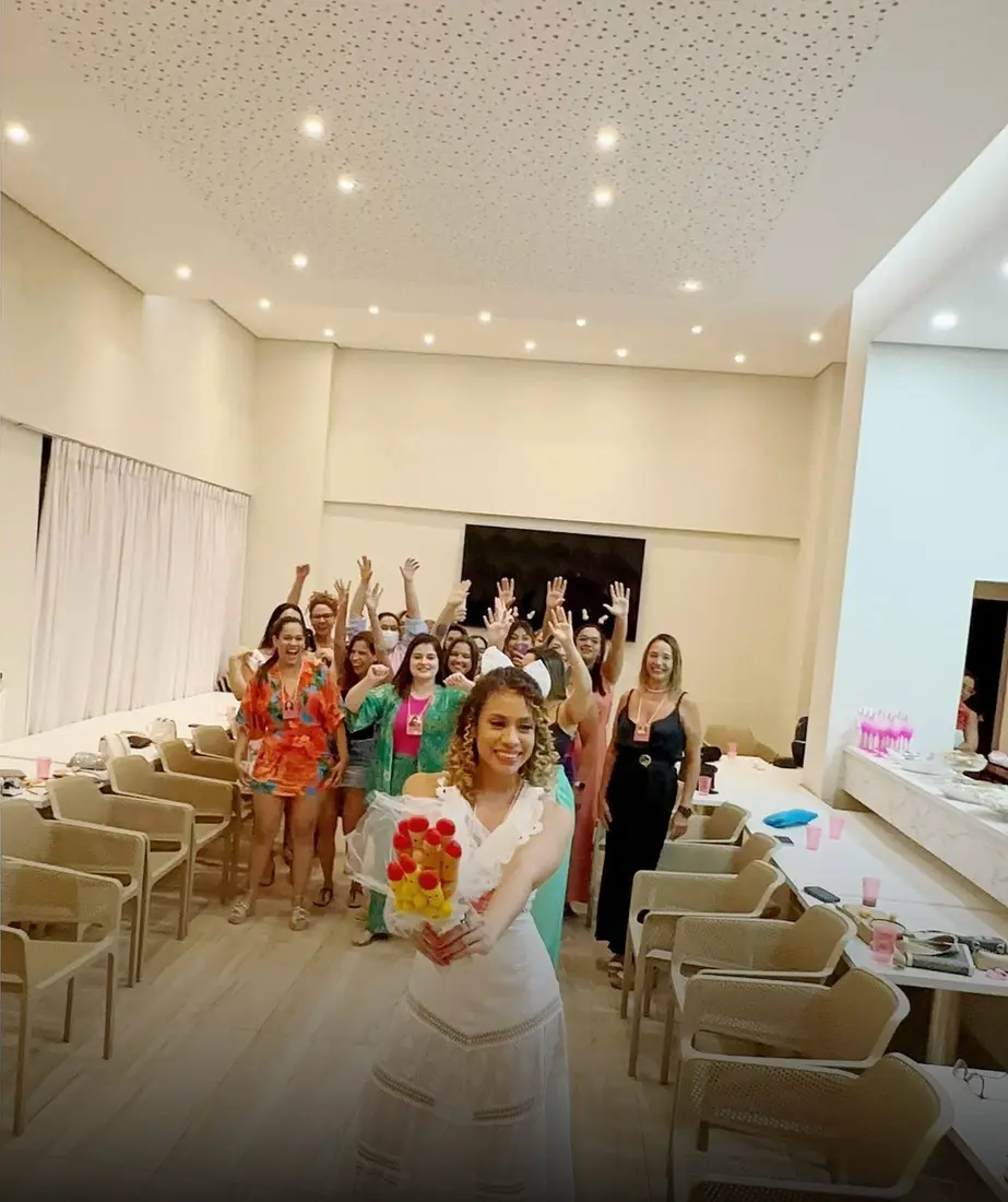 Noiva comemorando com as amigas