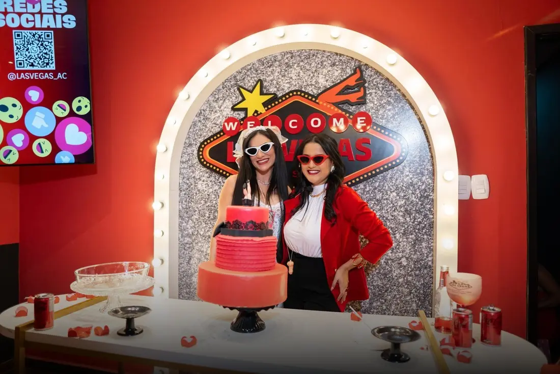 Madu e a noiva no letreiro Welcome com o bolo