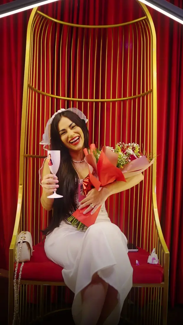Noiva sentada no trono dourado com cortinas de veludo