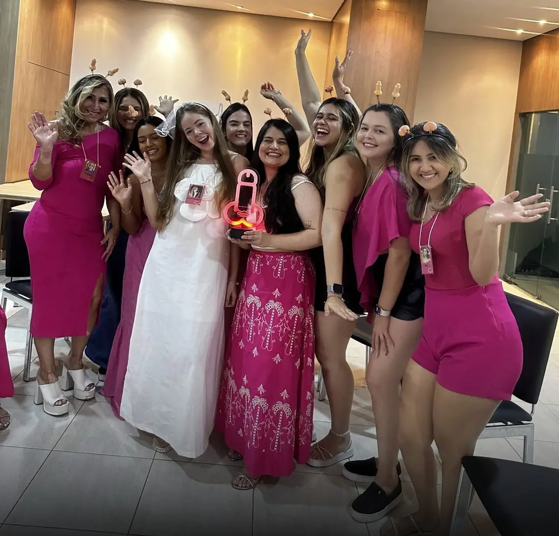 Noiva e amigas de rosa sorrindo